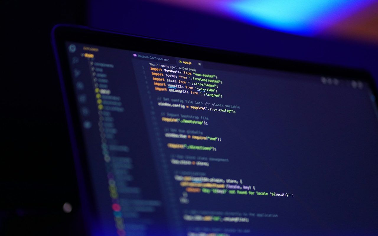 Ekranda renkli kod satırları görünen dizüstü bilgisayar — web sitesi bakımı