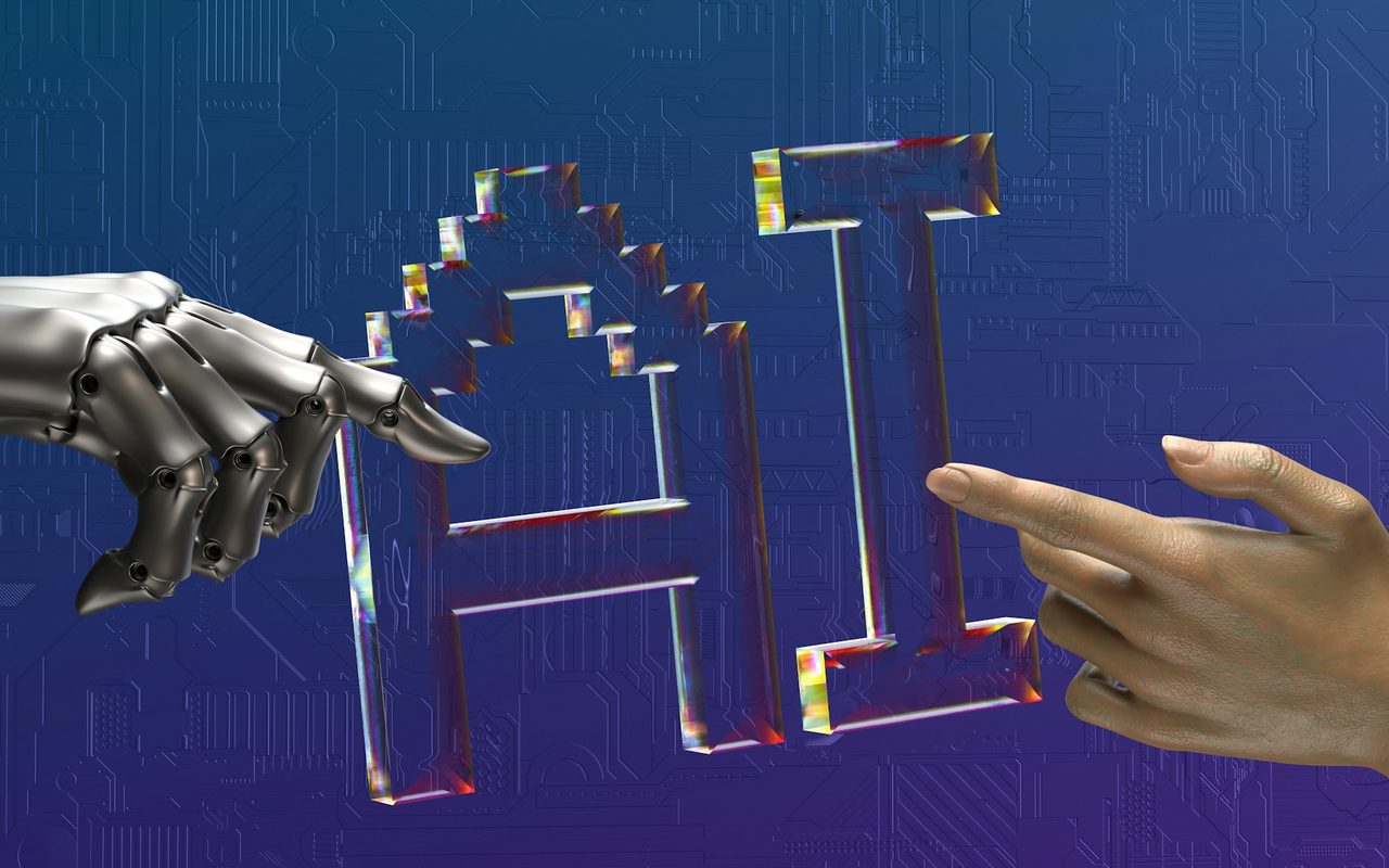 Robot eli ve insan eli arasında yapay zekâ (AI) harfleri — yapay zekâ arama optimizasyonu